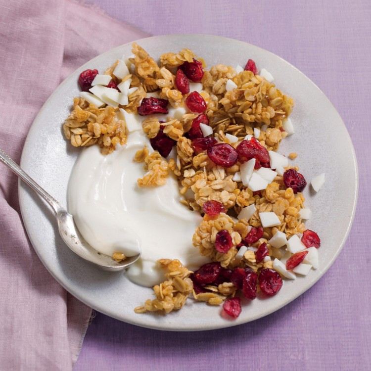 Faça você mesmo arroz tufado com flocos de milho e iogurte e frutas secas