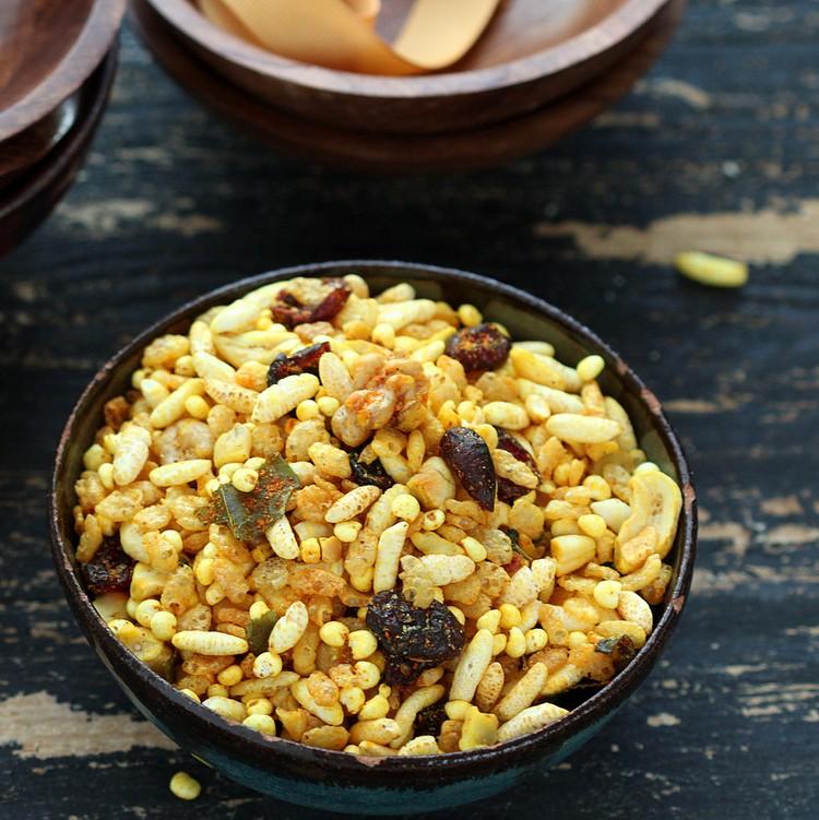 Faça você mesmo arroz tufado com a receita de flocos de milho, café da manhã Chivda da Índia