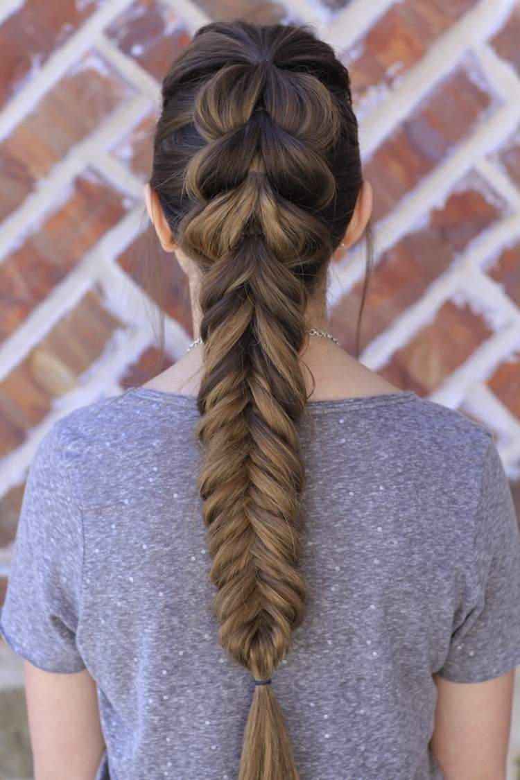 Penteado espinha de peixe com instruções de trança pull-through