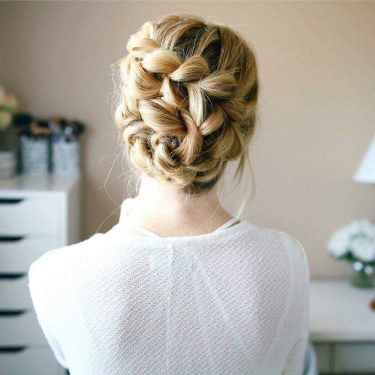 Instruções de trança pull-through para updos para cabelos compridos fáceis