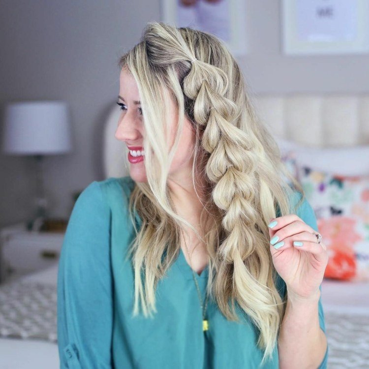 Penteado com trança lateral com trança pull-through para cabelos longos