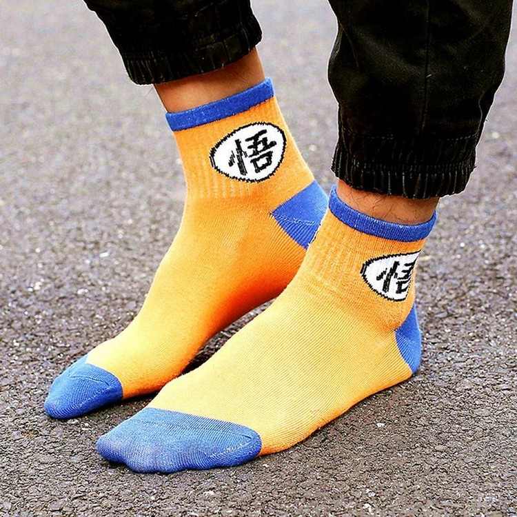 meias laranja com saltos e dedos azuis, além de calças na altura do tornozelo símbolos japoneses