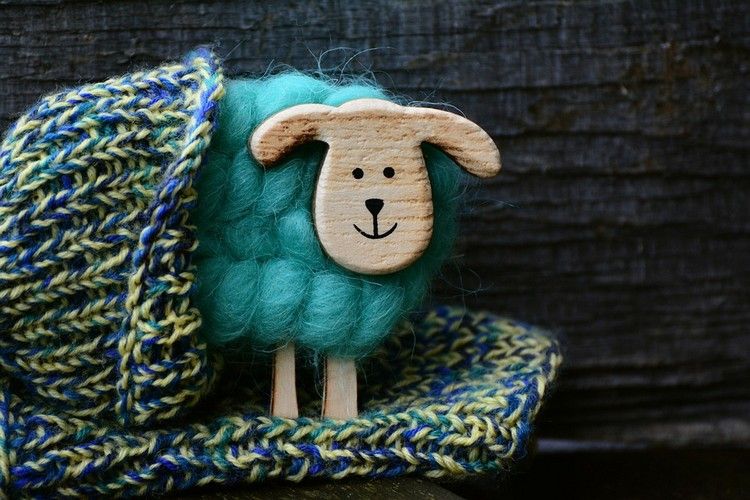 meia de ovelha e lã tricotada em géis e azul