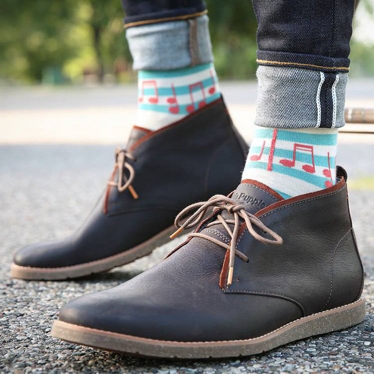 meias notas coloridas modernas com botins e jeans justos como moda masculina atual