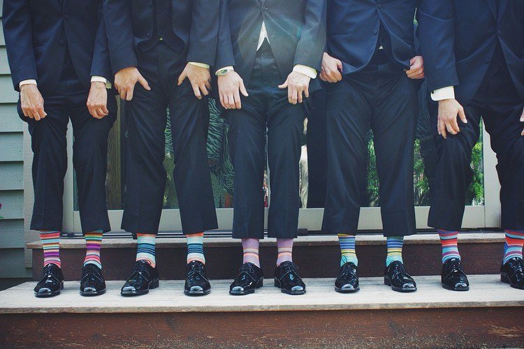 meias masculinas listradas coloridas com ternos elegantes e sapatos combinam amarelo rosa azul