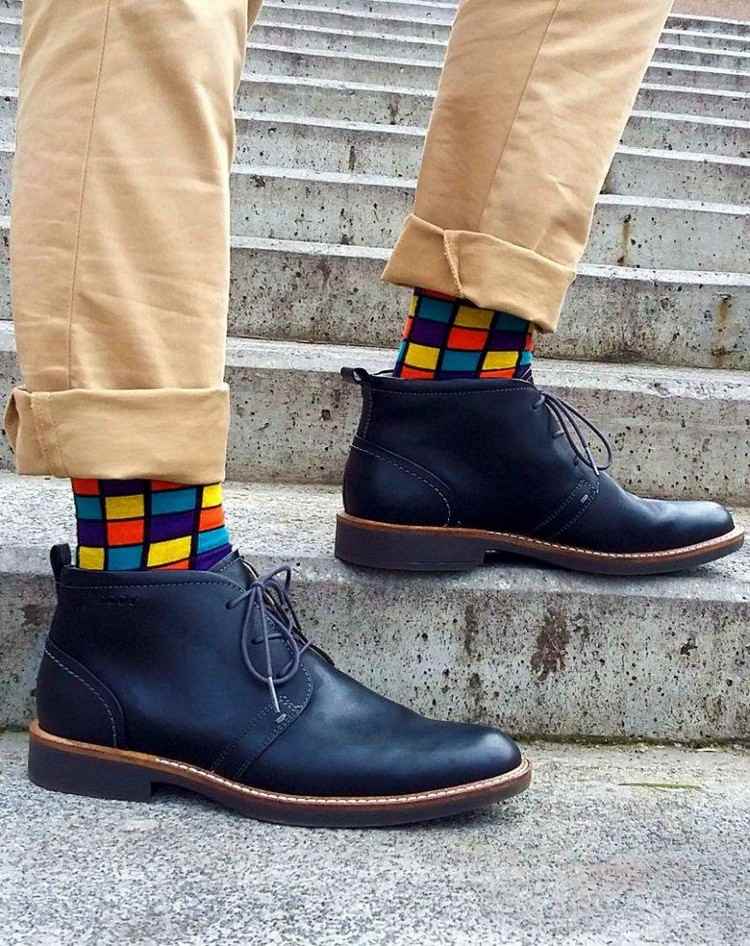 Meias quadradas coloridas modernas para homens com calças bege e sapatos de couro azul escuro