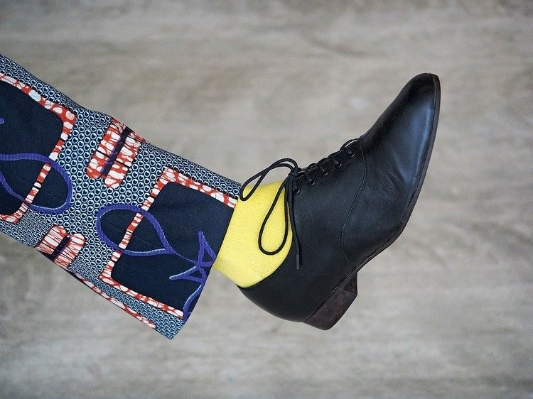 meias amarelas feitas de material sólido em combinação com calças coloridas e sapatos oxford em preto