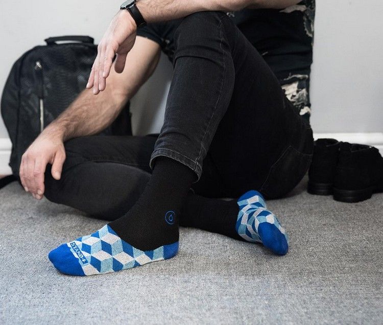 figuras geométricas azuis em meias parecendo meias e jeans justos