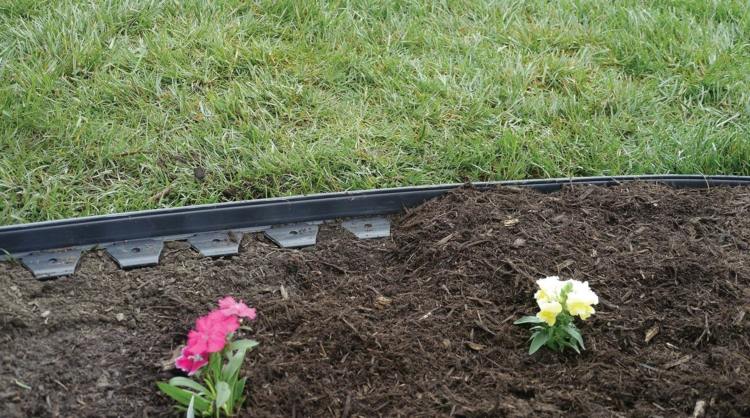 gramado-afiação-jardim-plástico-escavação-flores-plantas-húmus