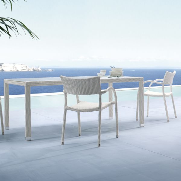 Móveis de vime para varanda e cadeiras de mesa brancas para sala de jantar