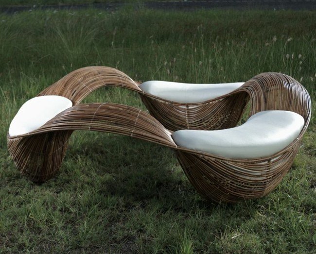 Conjunto de mobiliário de exterior moderno com três bancos e cadeiras de bambu