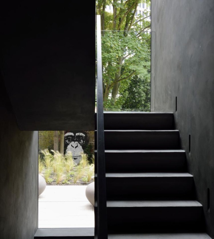 escada em cor antracite corrimão de vidro com vista para o jardim