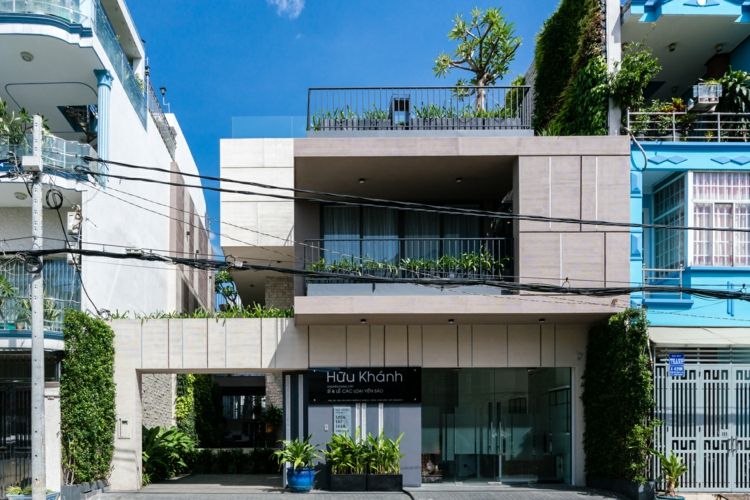 janelas do chão ao teto, os níveis da fachada rústica da casa, lado da rua