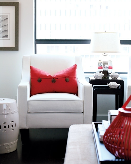 Almofadas de móveis brancos do mundo da sala de estar