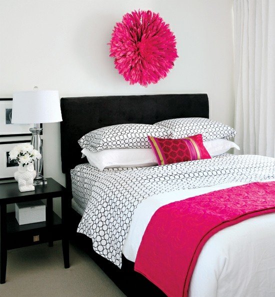 Decoração de apartamento com pompons rosa