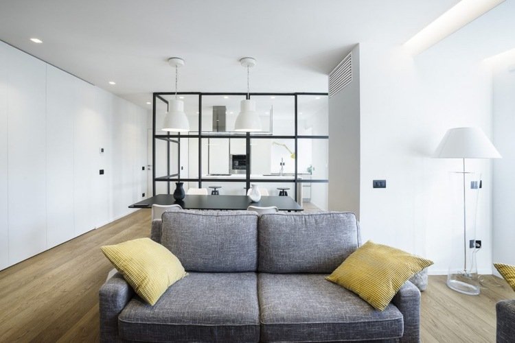 Divisória feita de vidro de aço, móveis simples, sofá cinza