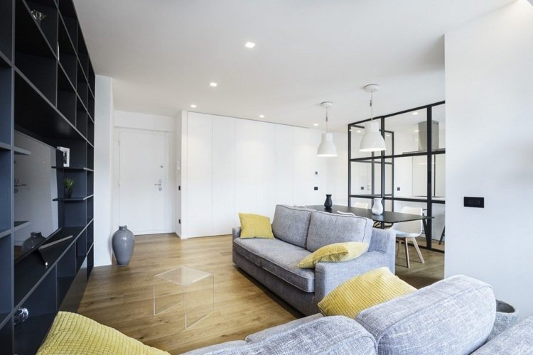 Divisória feita de vidro e aço loft sala de estar, piso de madeira sofá cinza