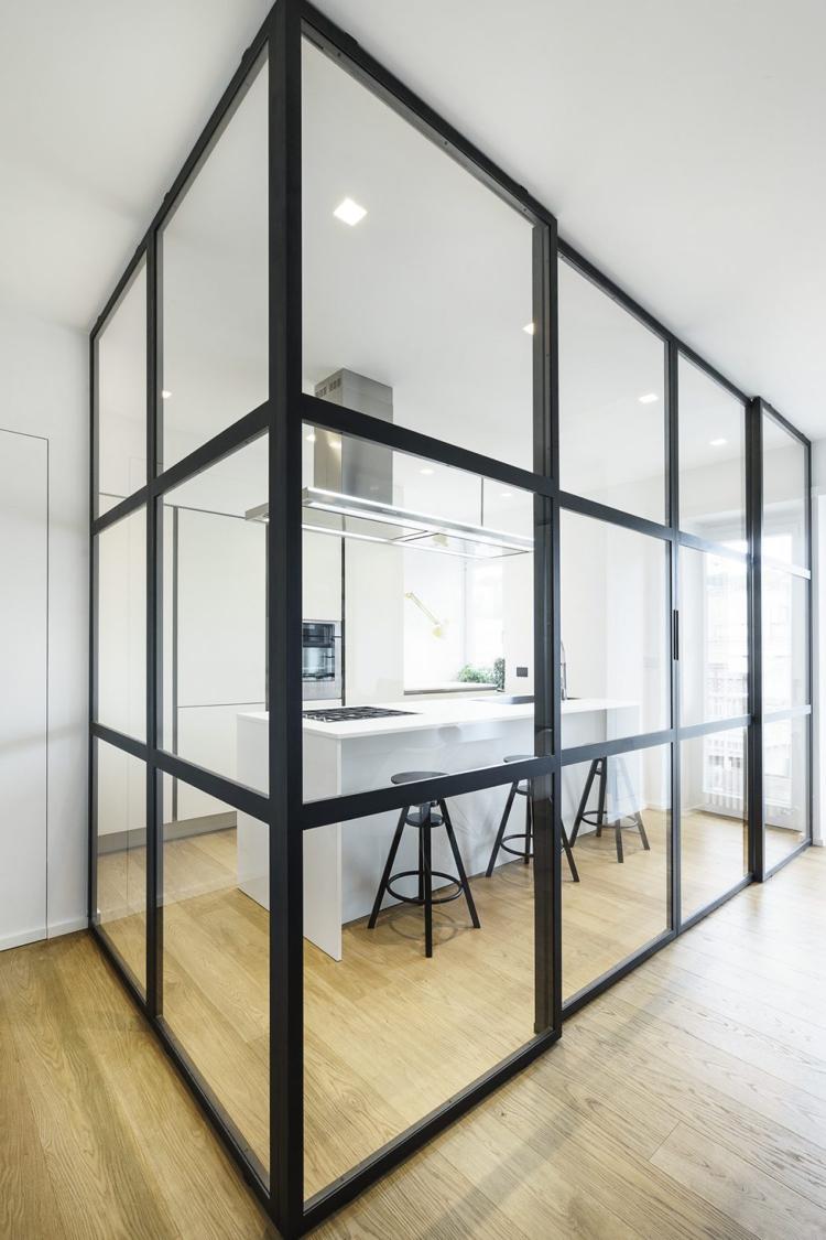 divisória da sala vidro aço piso de madeira cozinha moderna branca