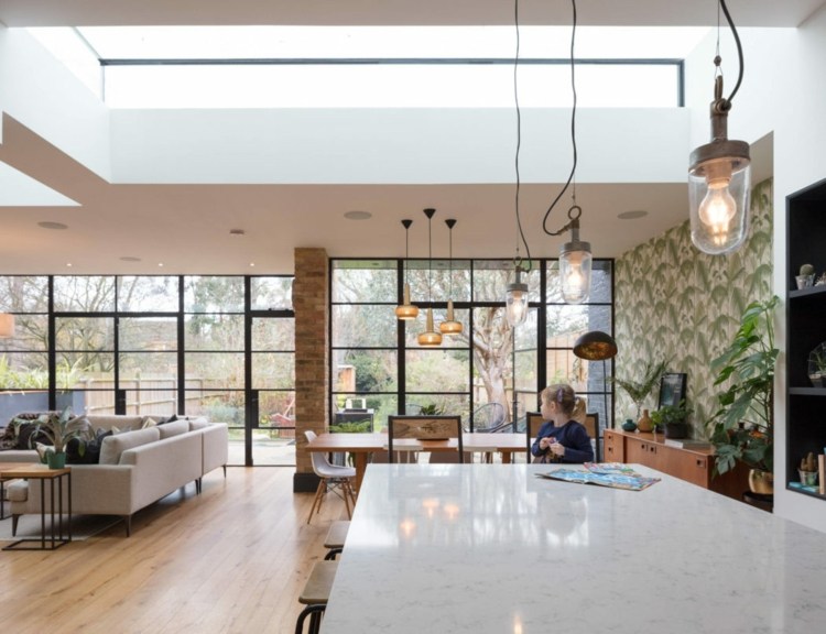 sala de estar aberta área de jantar luzes pendentes piso em parquet
