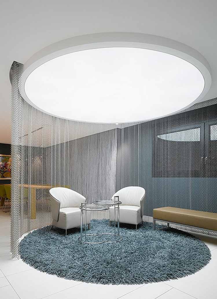 poltrona área de estar com tapete redondo design sala divisória correntes de metal