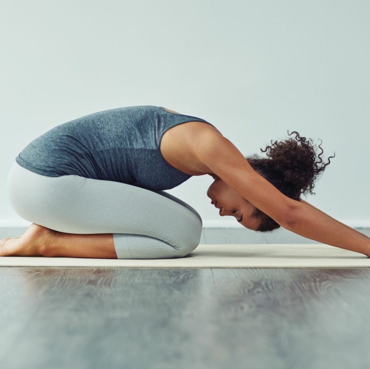 Exercícios de dor nas costas para benefícios de ioga em casa para a saúde