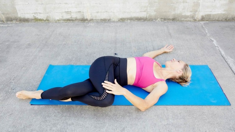 Supine Twist Yoga Exercícios para dor nas costas Plano de treino de corpo inteiro