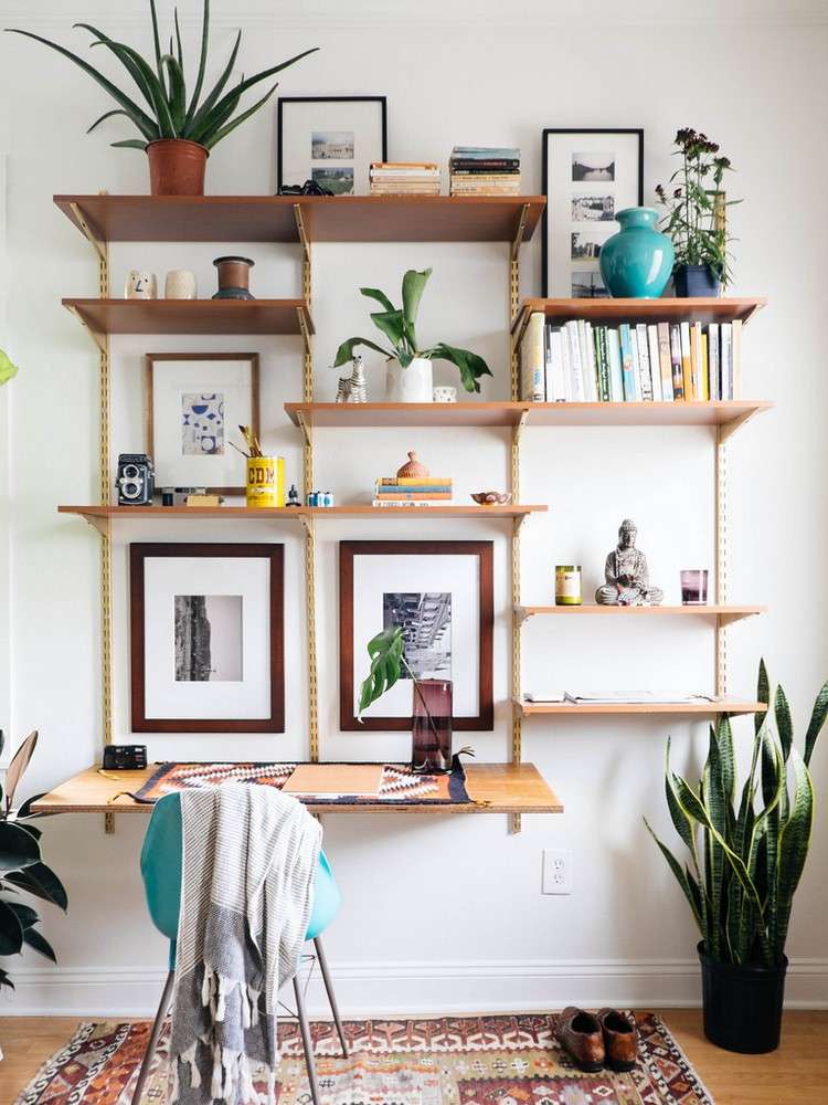 Boho sala de estar com dicas de decoração de prateleiras