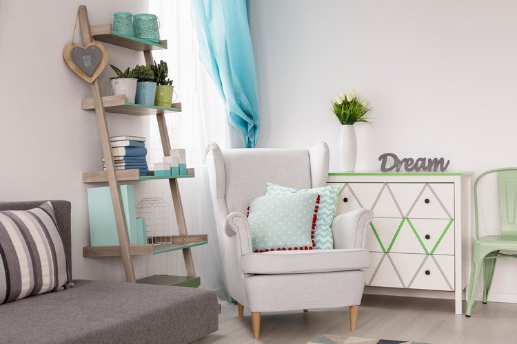 Prateleira moderna para decorar ideias de upcycling com prateleira de escada para móveis antigos