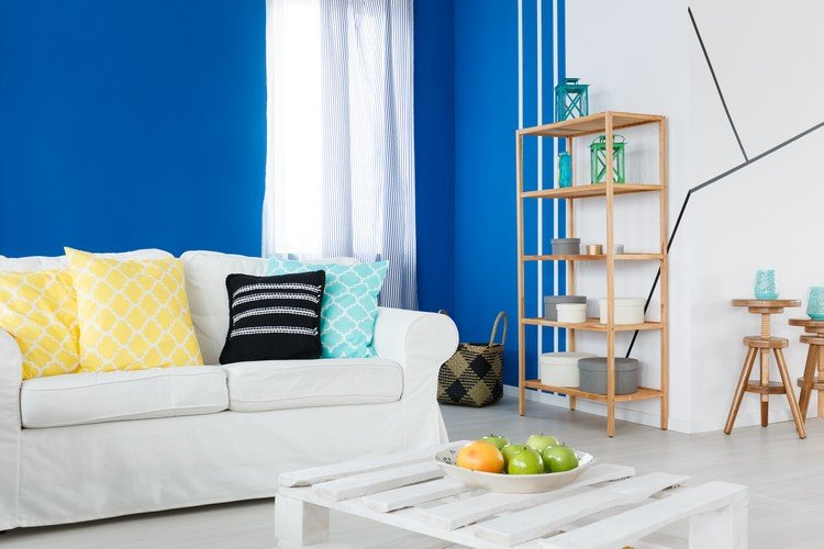 Mobília a sala de estar de uma forma moderna. Idéias como decorar estantes
