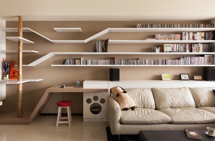 Prateleiras feitas sob medida -design-gato-árvore-sala-sofá-bege-estante de livros