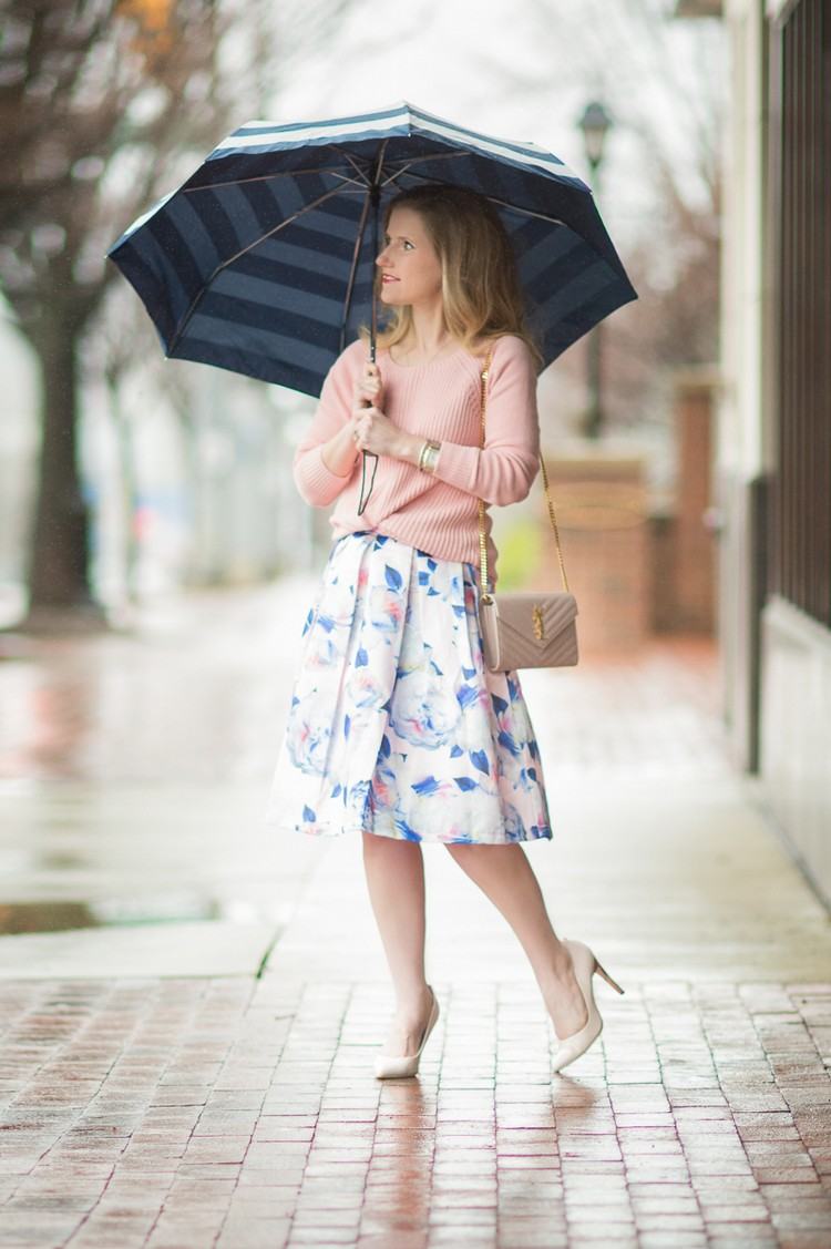 A saia midi combina com elegância roupa de chuva de verão
