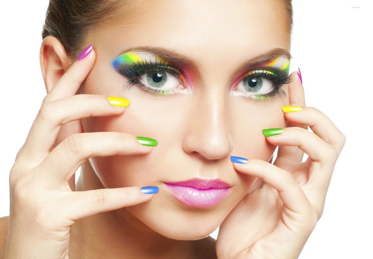arco-íris maquiagem combinar design de unhas