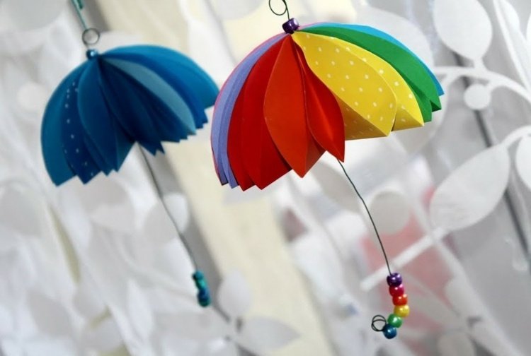 Pendure guarda-chuvas caseiros com arame e miçangas como decoração