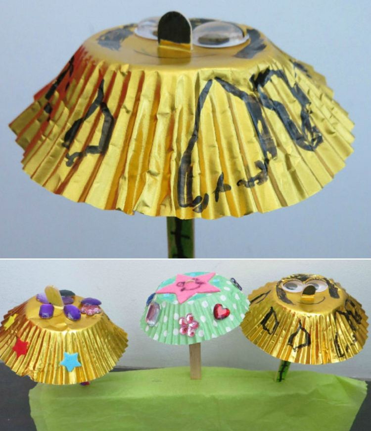Transforme forminhas de papel para muffins em guarda-chuvas com palitos de picolé