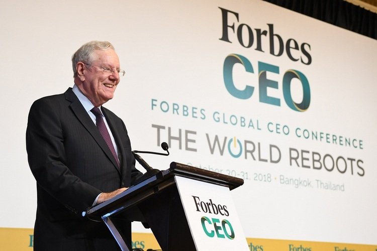 conferência global da forbes em 2018 com o presidente steve forbes