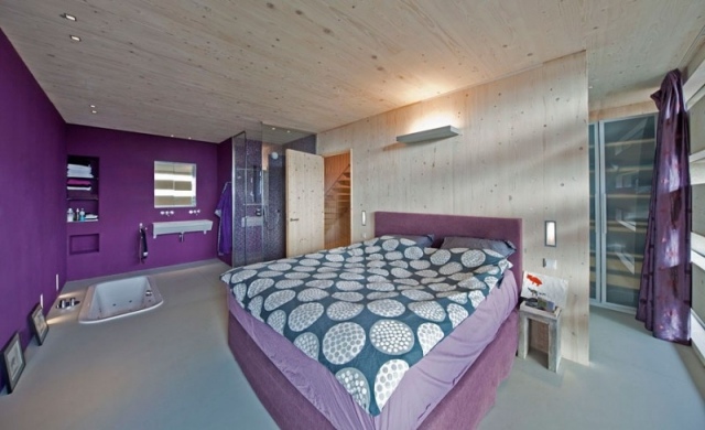 configuração do quarto cama grande paredes altas e luz do teto do chão