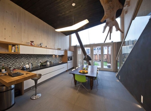 Mobília de uma casa com terraço, sala de jantar, cozinha, equipamento moderno