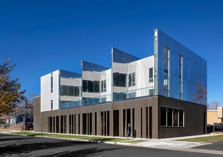 casa geminada nova construção casa multifamiliar arquitetura desenvolvimento urbano extraordinário design sustentável fachada da casa colunata entrada terraços luz do dia