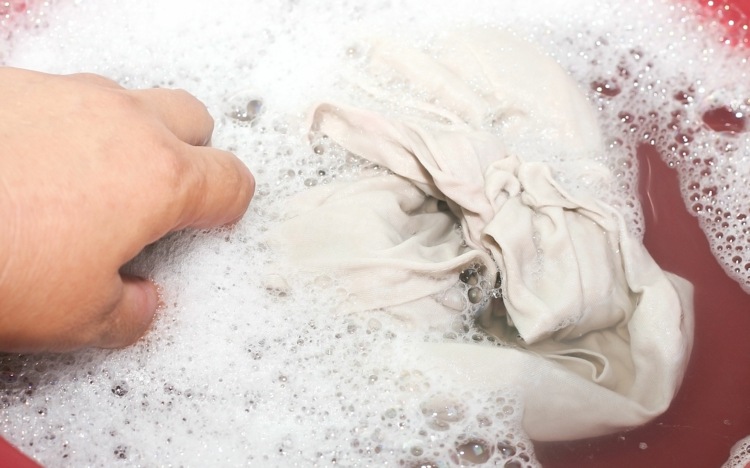 limpeza-roupas-branqueamento-descoloração-lavanderia-alvejante-refrigerante-refrigerante