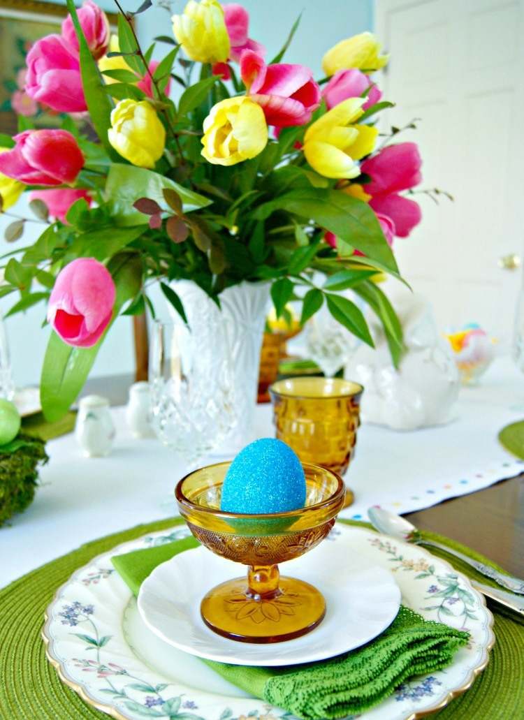 easter deco green-accents-tulips-pink-yellow-easter-egg-blue-light-glass