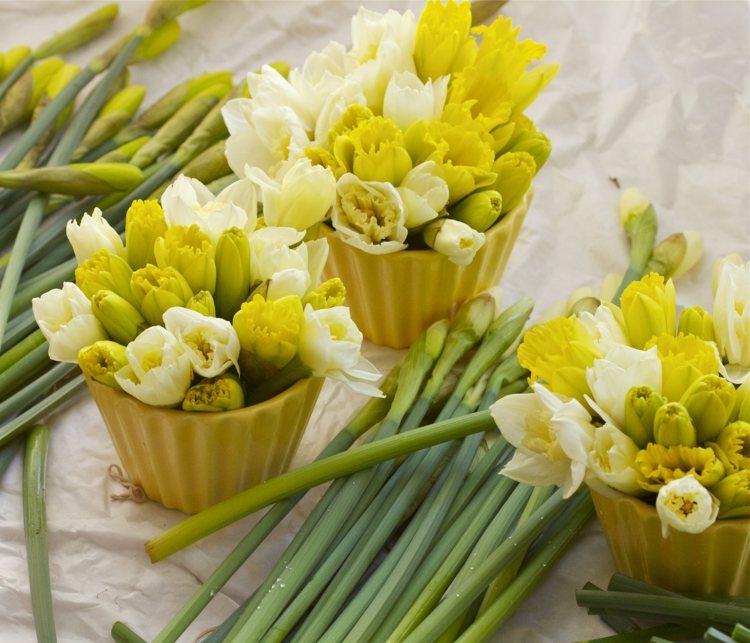 Páscoa-decoração-arranjo de flores-amarelo-narciso-tulipas