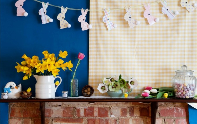 decoração-páscoa-guirlanda-coelhos-narcisos-amarelo-lareira