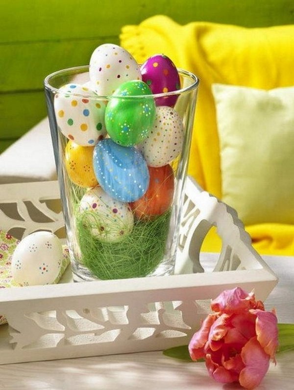 Vaso de vidro de ovos pintados com joias de Páscoa