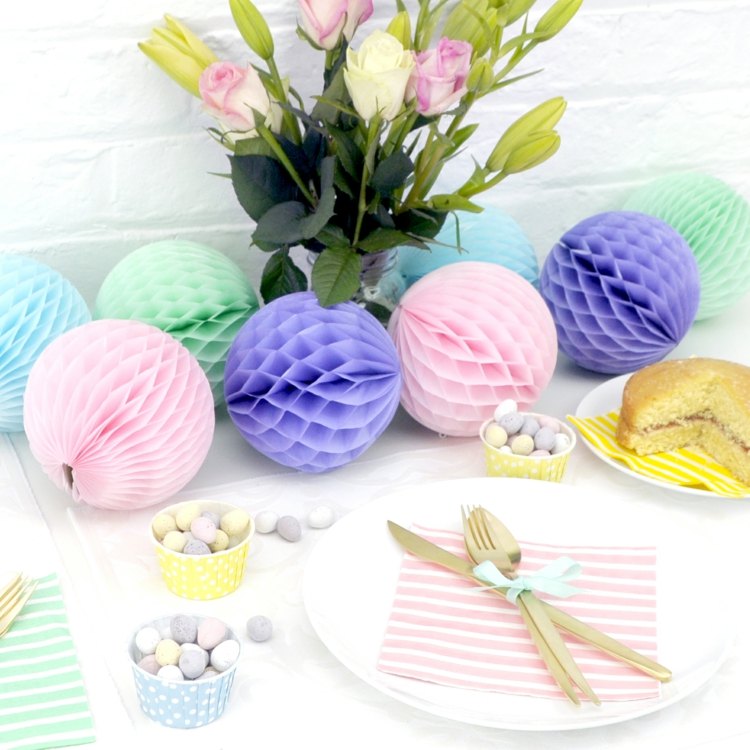 Decoração de Páscoa mesa-ideia-papel-bolas-tons pastel-ovos de páscoa
