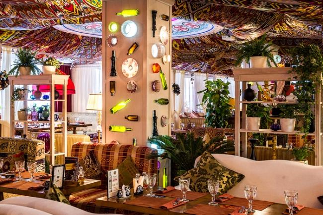 cozinha uzbeque resaturante decoração com tecidos autênticos