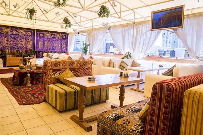 chaikhana lounge interior terraço tapetes orientais