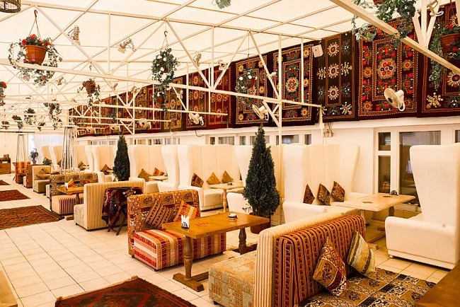 chaikhana lounge design terraço tapetes orientais