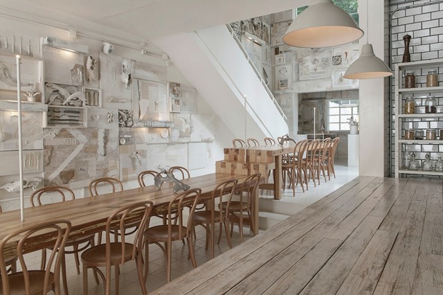 Mesas-feitas-de-madeira-maciça-e-cadeiras-restaurante-com-decoração-original