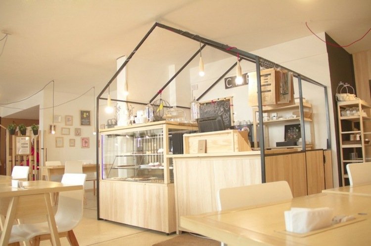 restaurante com balcão de balanços e estrutura de metal em formato de casa