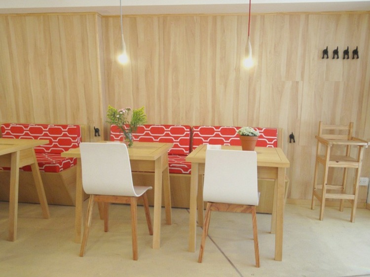 restaurante com balanços de parede com painéis de madeira luzes suspensas para cadeira de bebê